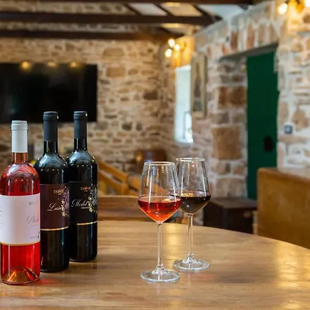Tosic Estate - Villa, Vineyards And Winery *